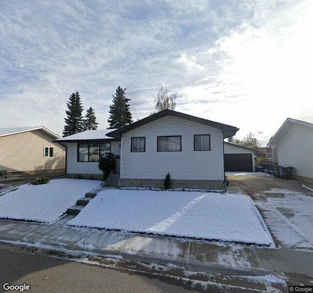 Street view of 1911 Lynnover Crescent SE, Calgary