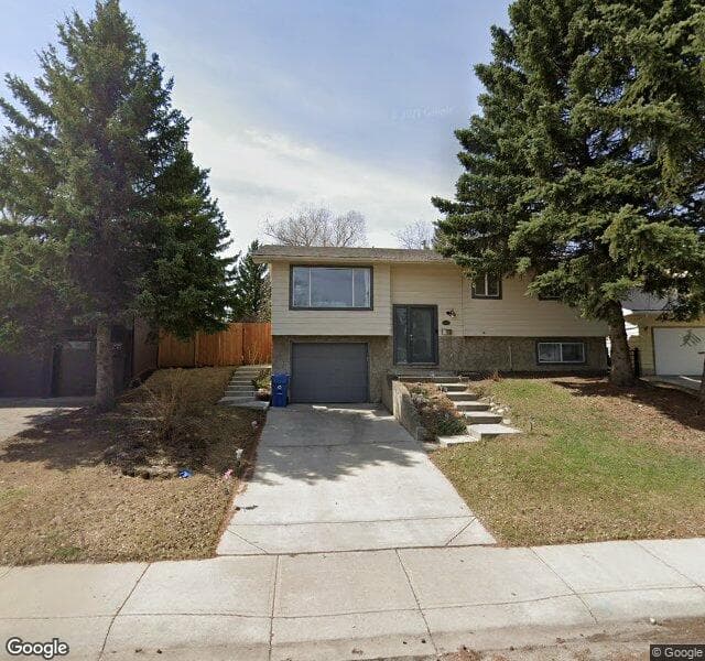 Street view of 528 Oakridge Way SW, Calgary