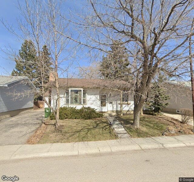 Street view of 1924 Lynnover Crescent SE, Calgary