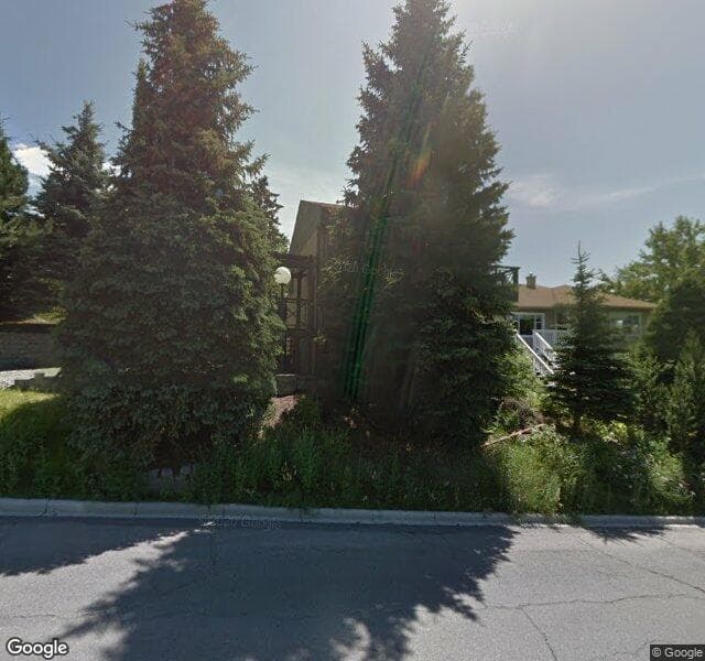 Street view of 618 10 Street NE, Calgary